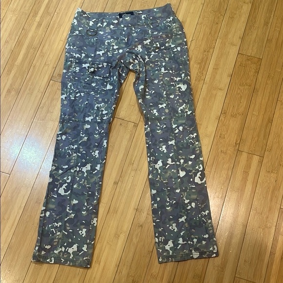 Guess Denim - Guess Women's Green-Gray Camouflage Straight Leg Pants size 29 Mid Rise